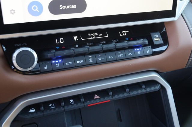 Toyota Sequoia Vehicle Image 21