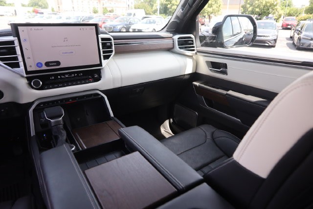 Toyota Sequoia Vehicle Image 11