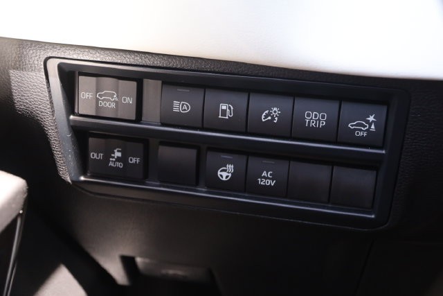 Toyota Sequoia Vehicle Image 16