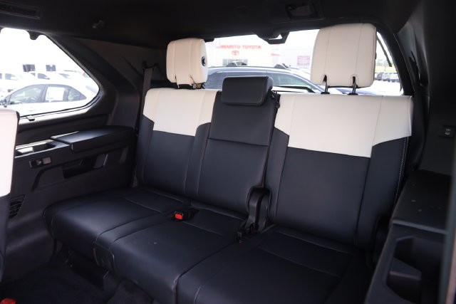 Toyota Sequoia Vehicle Image 28