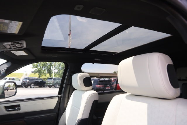 Toyota Sequoia Vehicle Image 31