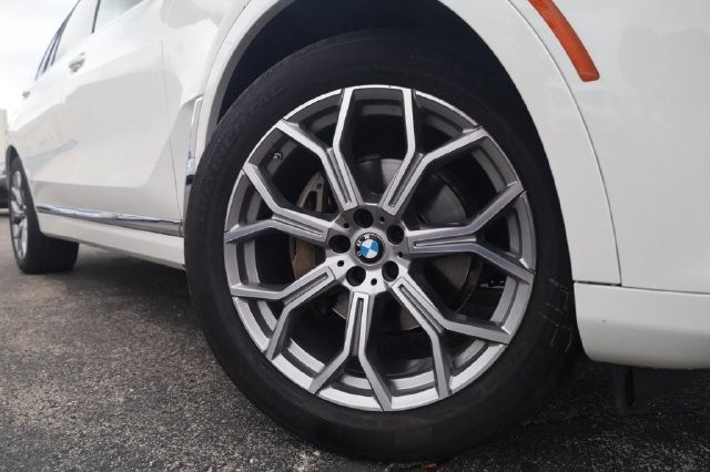 BMW X7 Vehicle Full-screen Gallery Image 02