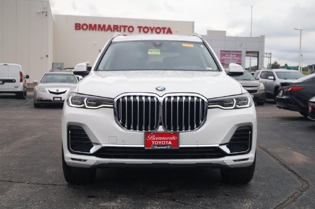 BMW X7 Vehicle Full-screen Gallery Image 03
