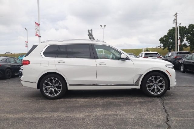 BMW X7 Vehicle Full-screen Gallery Image 04