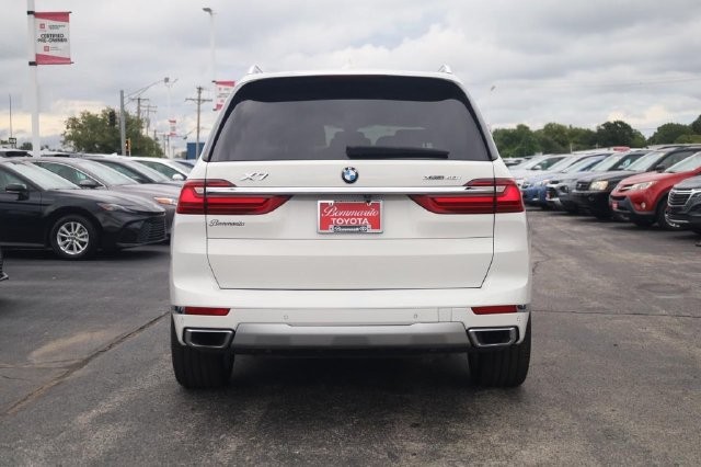 BMW X7 Vehicle Full-screen Gallery Image 05