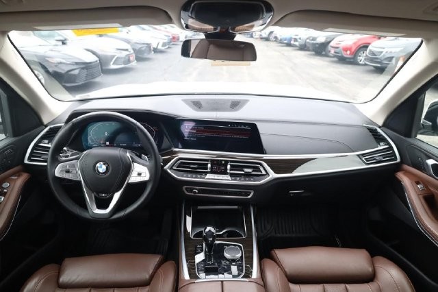 BMW X7 Vehicle Full-screen Gallery Image 06