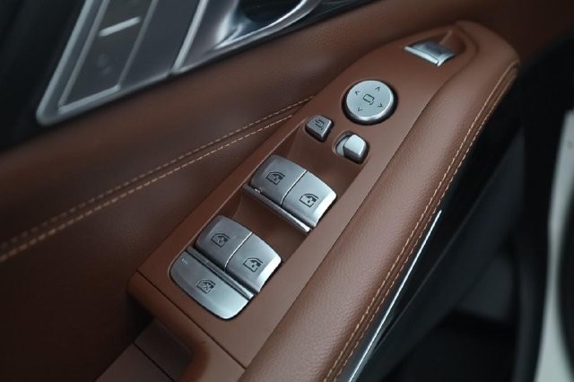 BMW X7 Vehicle Full-screen Gallery Image 07