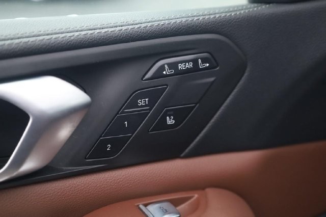 BMW X7 Vehicle Full-screen Gallery Image 08