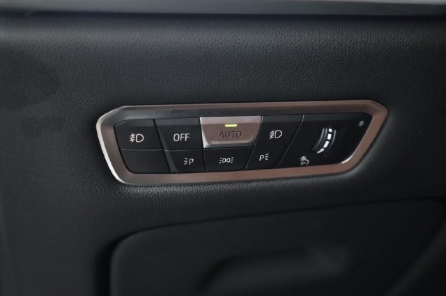 BMW X7 Vehicle Full-screen Gallery Image 09
