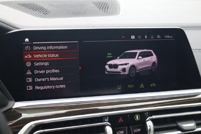 BMW X7 Vehicle Full-screen Gallery Image 11