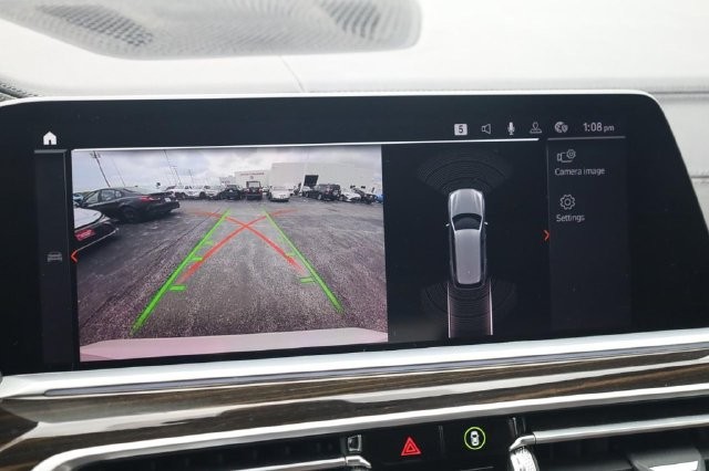 BMW X7 Vehicle Full-screen Gallery Image 12