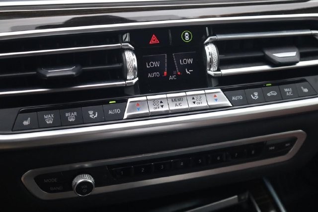 BMW X7 Vehicle Full-screen Gallery Image 13