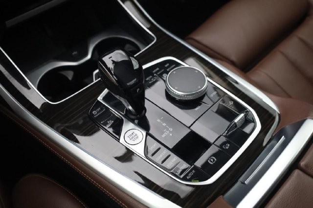 BMW X7 Vehicle Full-screen Gallery Image 15