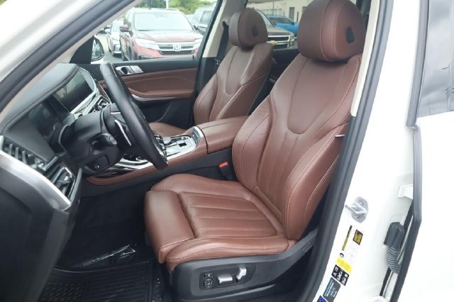 BMW X7 Vehicle Full-screen Gallery Image 16