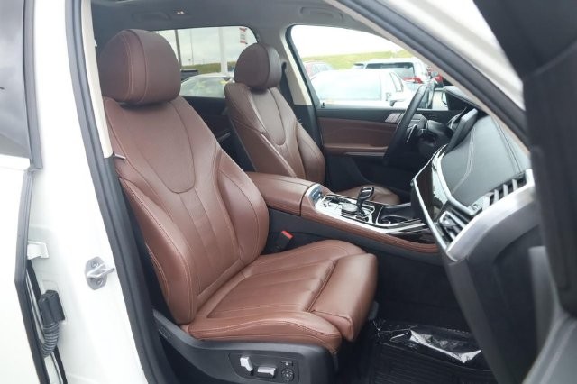 BMW X7 Vehicle Full-screen Gallery Image 17