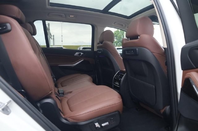BMW X7 Vehicle Full-screen Gallery Image 18