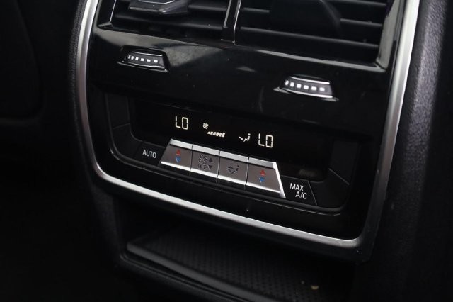 BMW X7 Vehicle Full-screen Gallery Image 19