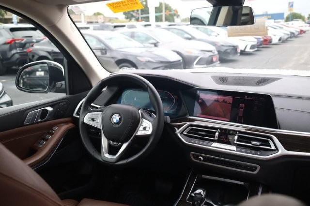 BMW X7 Vehicle Full-screen Gallery Image 20