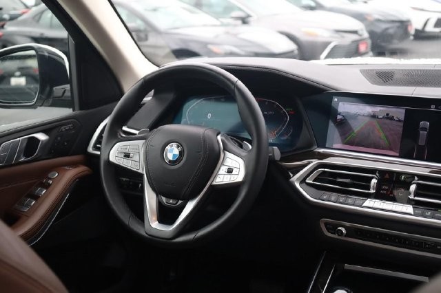 BMW X7 Vehicle Full-screen Gallery Image 21
