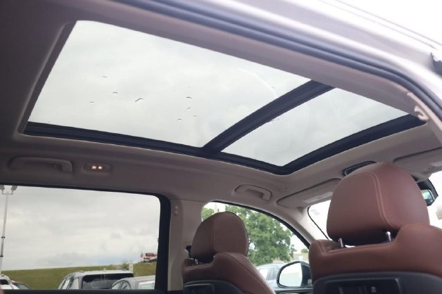 BMW X7 Vehicle Full-screen Gallery Image 22