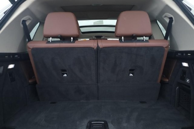 BMW X7 Vehicle Full-screen Gallery Image 23