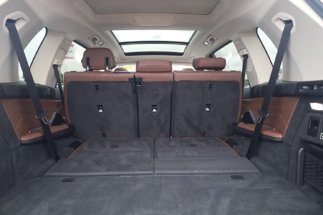 BMW X7 Vehicle Full-screen Gallery Image 24