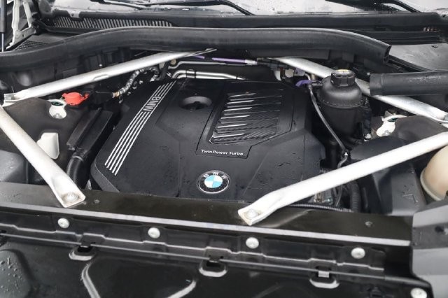 BMW X7 Vehicle Full-screen Gallery Image 25
