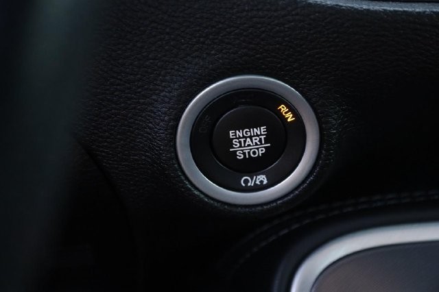 Dodge Challenger Vehicle Full-screen Gallery Image 14