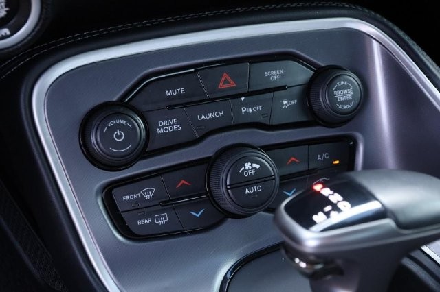 Dodge Challenger Vehicle Full-screen Gallery Image 17