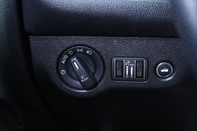 Dodge Challenger Vehicle Full-screen Gallery Image 18