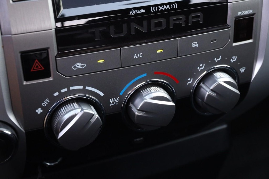 Toyota Tundra 4WD Vehicle Full-screen Gallery Image 16