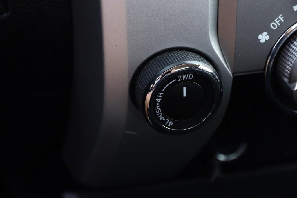 Toyota Tundra 4WD Vehicle Full-screen Gallery Image 17