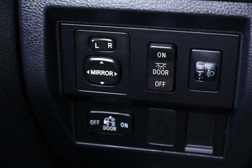 Toyota Tundra 4WD Vehicle Full-screen Gallery Image 18