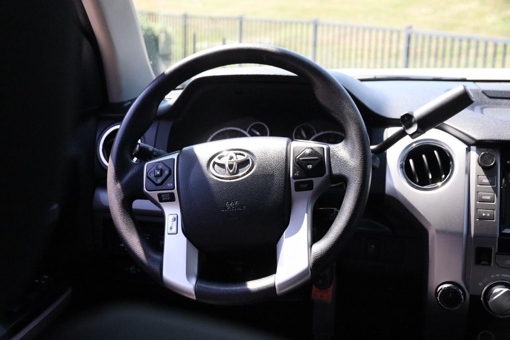 Toyota Tundra 4WD Vehicle Full-screen Gallery Image 21