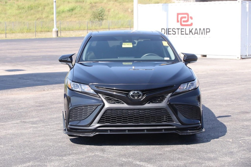 Toyota Camry Vehicle Full-screen Gallery Image 4
