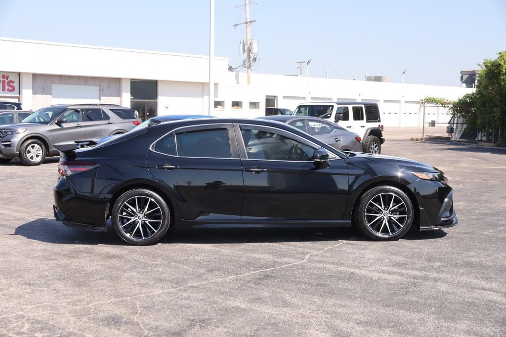 Toyota Camry Vehicle Full-screen Gallery Image 5