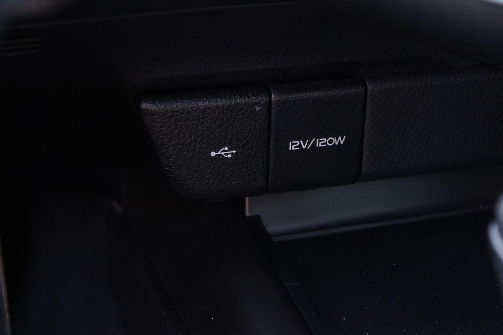 Toyota Camry Vehicle Full-screen Gallery Image 20