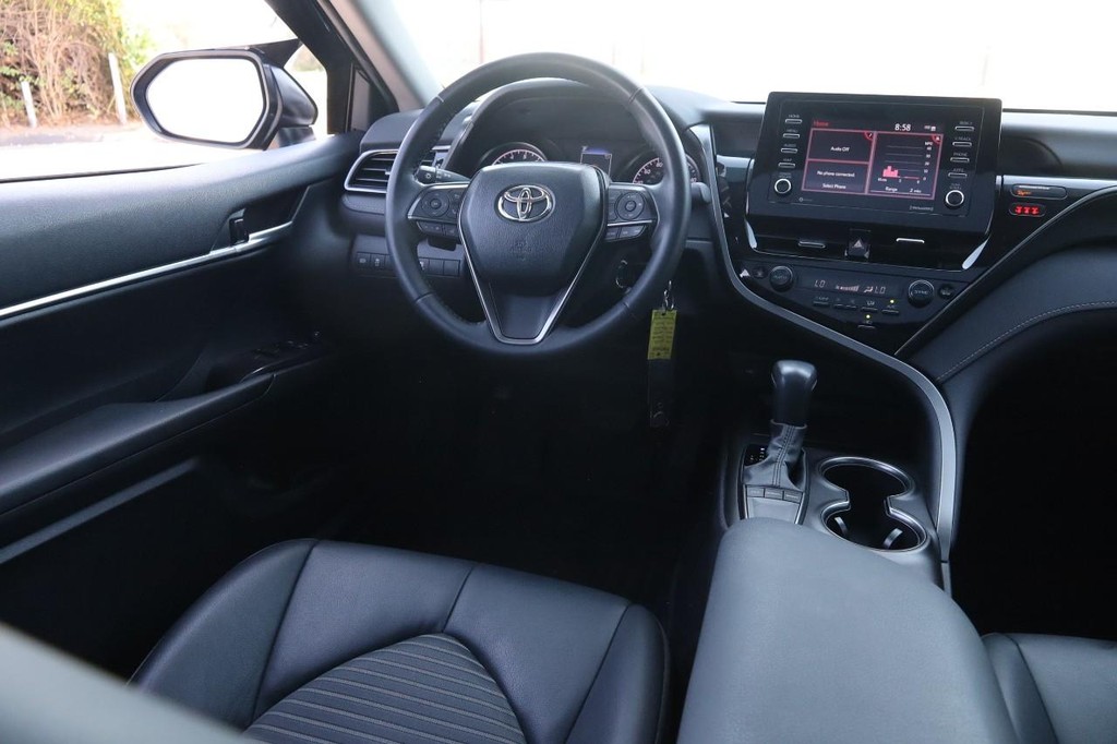 Toyota Camry Vehicle Full-screen Gallery Image 23