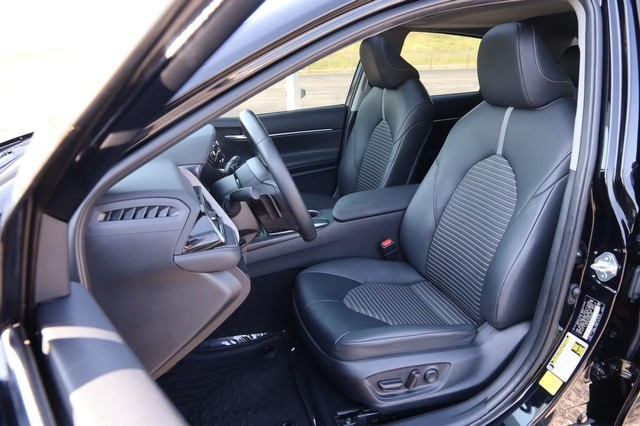 Toyota Camry Vehicle Image 09