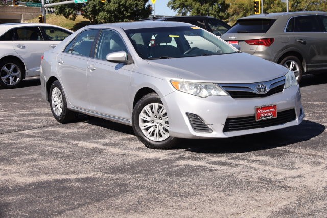 Toyota Camry Vehicle Image 02