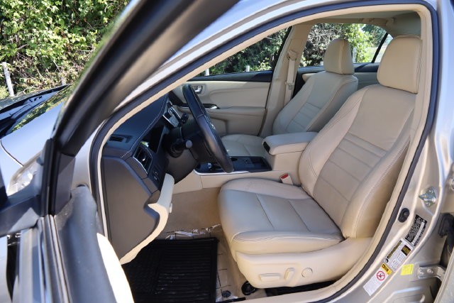 Toyota Camry Vehicle Image 09