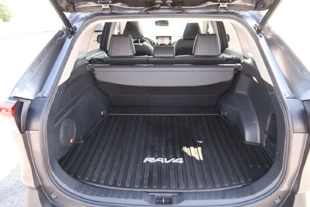 Toyota RAV4 Vehicle Full-screen Gallery Image 7