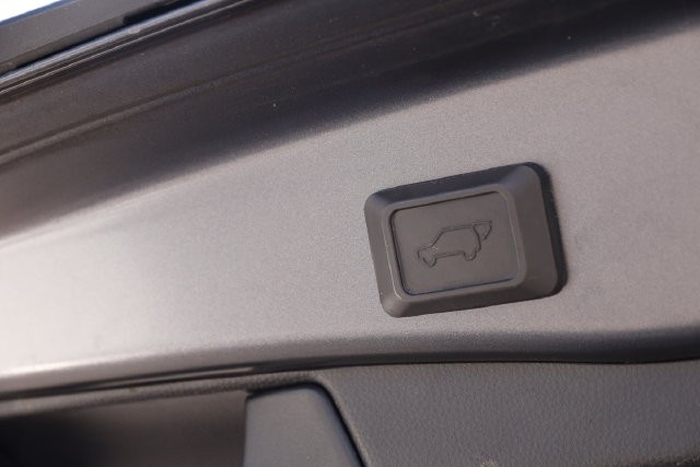 Toyota RAV4 Vehicle Full-screen Gallery Image 8