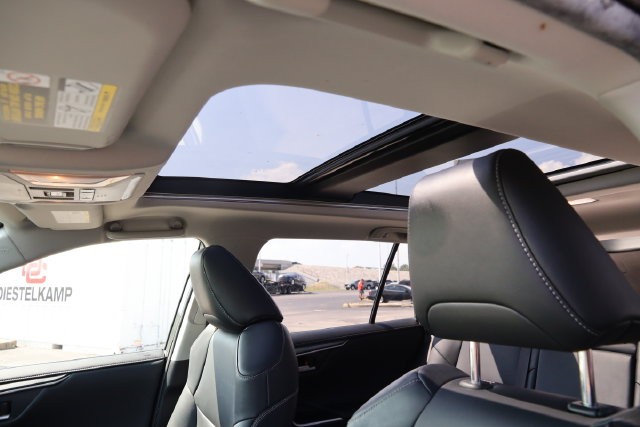 Toyota RAV4 Vehicle Full-screen Gallery Image 9