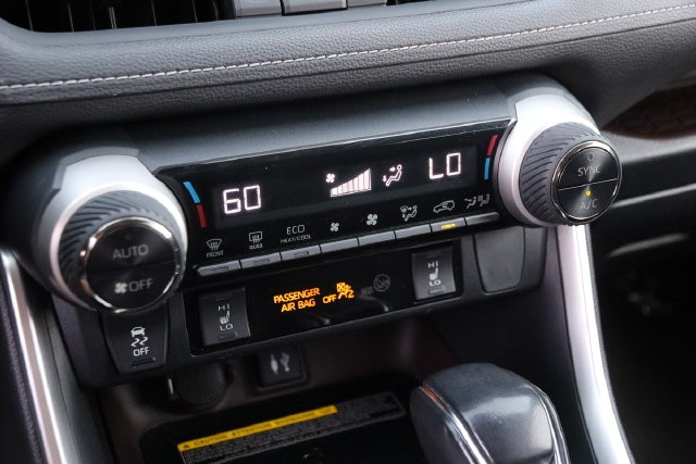 Toyota RAV4 Vehicle Full-screen Gallery Image 17
