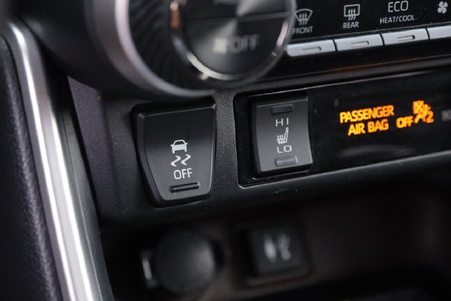 Toyota RAV4 Vehicle Full-screen Gallery Image 18