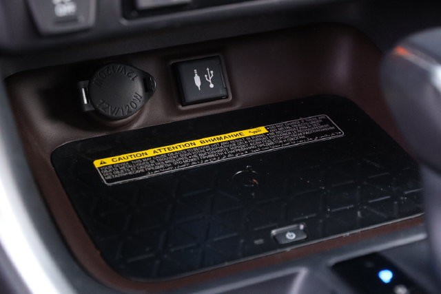 Toyota RAV4 Vehicle Full-screen Gallery Image 19