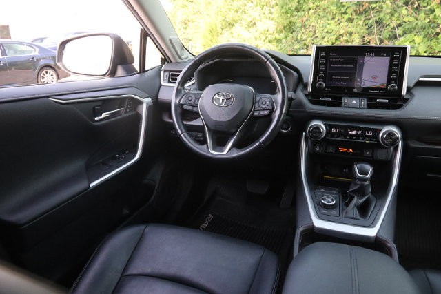 Toyota RAV4 Vehicle Full-screen Gallery Image 24