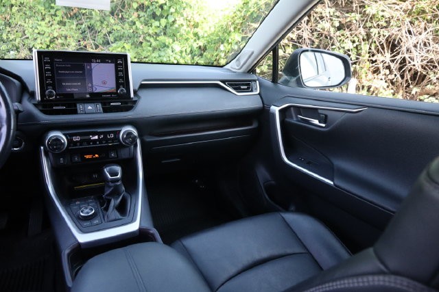 Toyota RAV4 Vehicle Full-screen Gallery Image 27