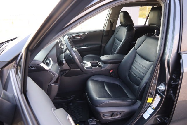 Toyota RAV4 Vehicle Full-screen Gallery Image 29